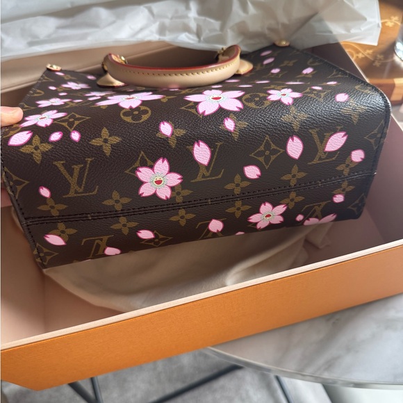 LV x MURAKAMI OnTheGo Cherry blossom pm - Picture 6 of 8
